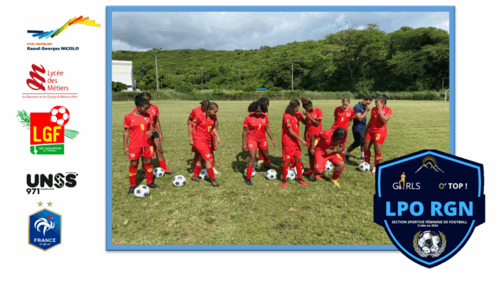 Des membres de l'équipe féminine de footbal pose. Il y a les logos des différent acteur qui ont rendu cela possible.